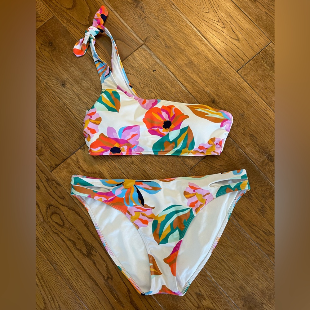 Gianni Bini size M top and L bottom two-piece one shoulder swim suit.